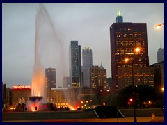 Chicago by night - Buckingham Fountain and views from Grant Park 01